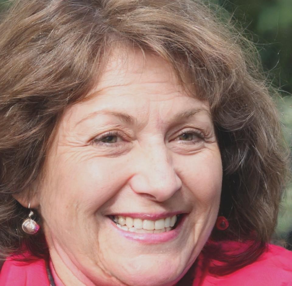 María Rodríguez, Directora de Programas Financieros